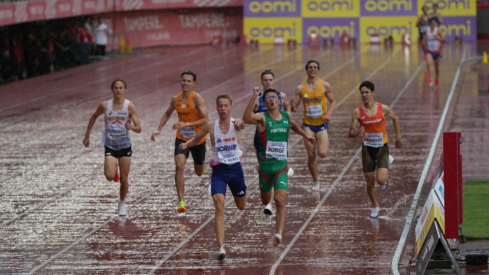 Håkon Moe Berg vinner mens portugiseren Tiago Jorge jubler for andreplass og finale på 3000 m i styrtyregnet i Tampere. (Foto: Einar Børve) Håkon Moe Berg vinner mens portugiseren Tiago Jorge jubler for andreplass og finaleplass på 3000 m i styrtyregnet i Tampere. (Foto: Einar Børve)