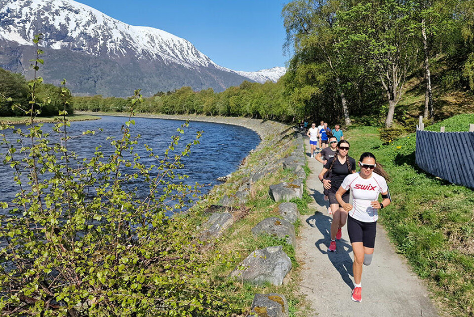 Petter ville løpe med venner, så dukket det opp masse folk SunndalMaraton-elva2.jpg