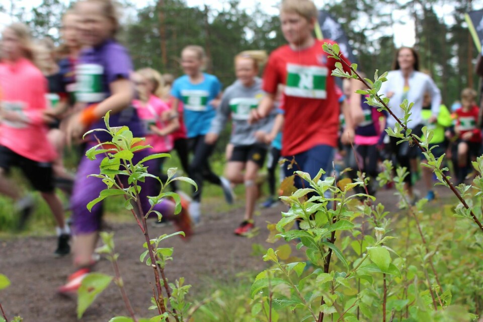 Nesten 200 deltagere løp Gjerdrumsløpet Løperne_strømmmer_på.jpg