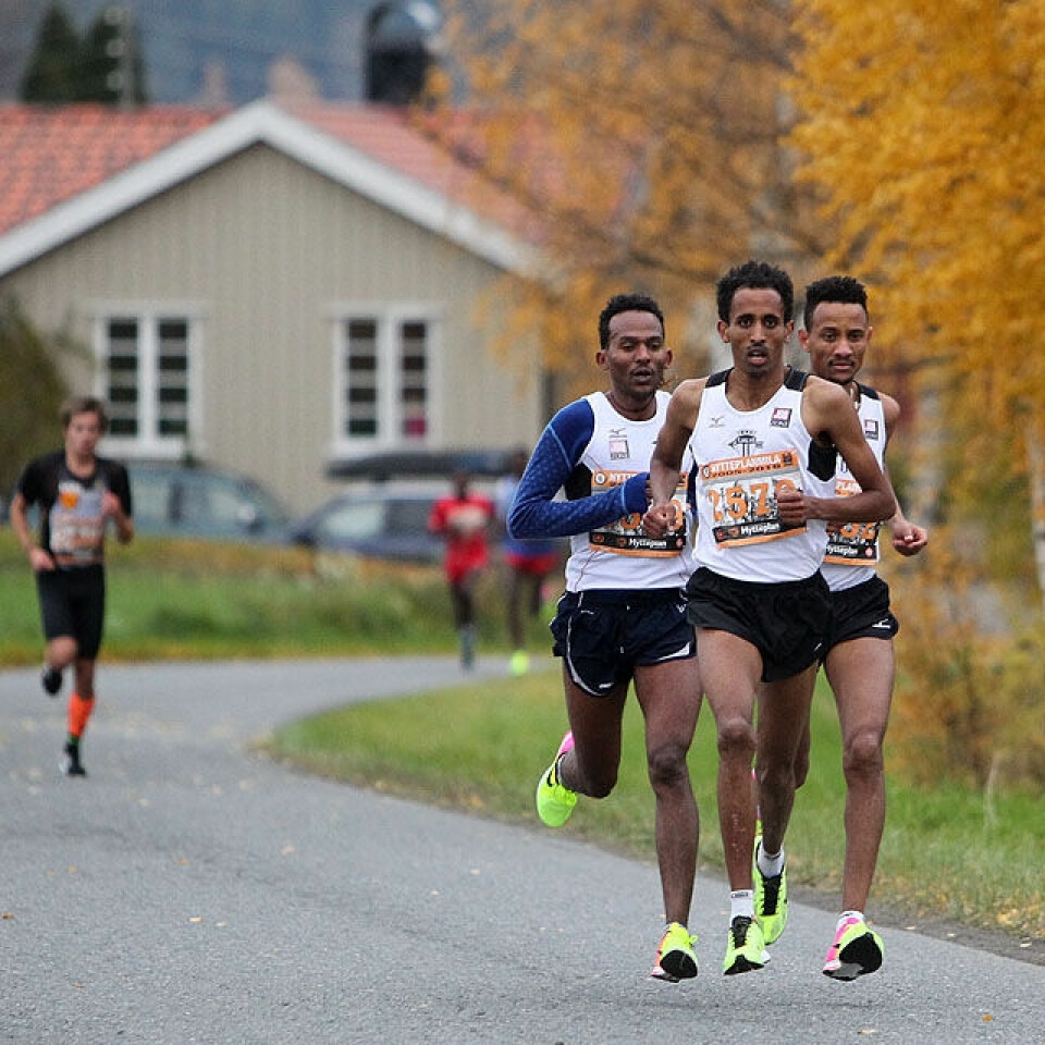 Mestermøte i Hytteplanmila: Meraf Bahta mot Karoline Bjerkeli Grøvdal Etter7km_tjalvetrio_med_ledelse_paa_Vegard_Oelstad_A20G9239.jpg