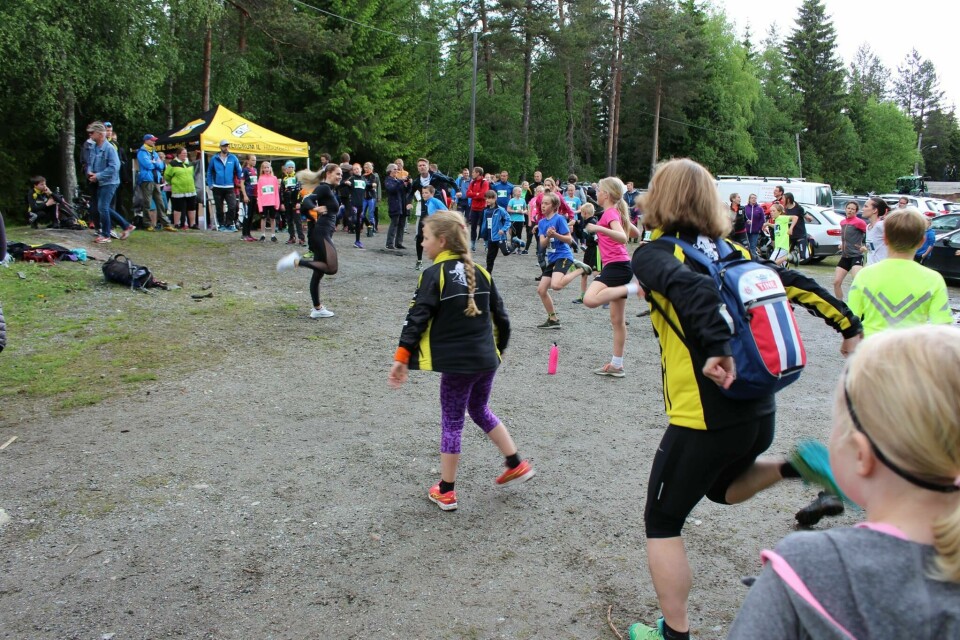 Nesten 200 deltagere løp Gjerdrumsløpet Oppvarming2.jpg