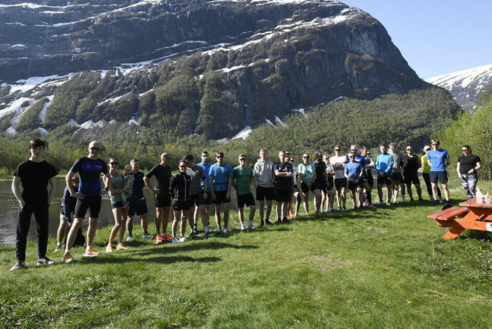 Petter ville løpe med venner, så dukket det opp masse folk SunndalMaraton-rekke.jpg