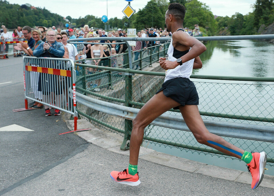 Folkefest: Senay Fissehatsion runder siste sving og får jubel fra tettpakkede rekker med publikum på de siste 400 m til mål. (Foto: Kjell Vigestad) Folkefest: Senay Fissehatsion runder siste sving og får jubel fra tettpakkede rekker med publikum på de siste 400 m til mål. (Foto: Kjell Vigestad)