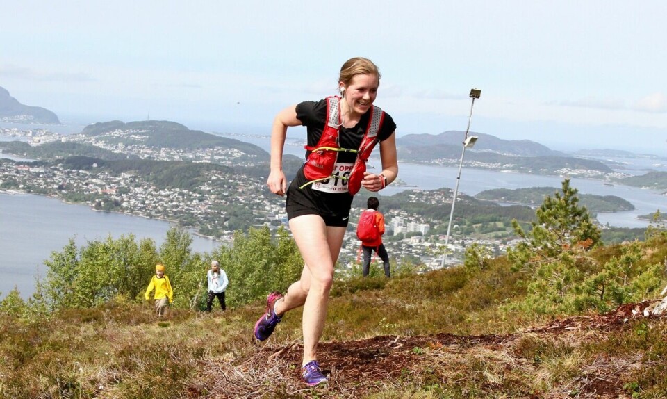 Janne Vatnaland Stavanger FIK har bosett seg i Ålesund og tok del i nyskapingen FLT OPP. Motbakkeløpet går opp mot Emblemsfjellet eller Spjelkavikfjellet som de sier de som bor i Spjelkavika. Janne Vatnaland Stavanger FIK har bosett seg i Ålesund og tok del i nyskapingen FLT OPP. Motbakkeløpet går opp mot Emblemsfjellet eller Spjelkavikfjellet som de sier de som bor i Spjelkavika.