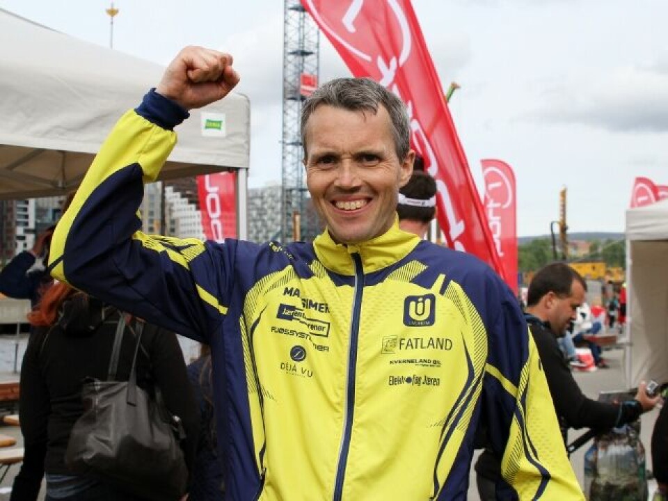 Jarle Risa jubler over seieren på Ecotrails lengste distanse (foto: Olav Engen). Jarle Risa jubler over seieren på Ecotrails lengste distanse (foto: Olav Engen).