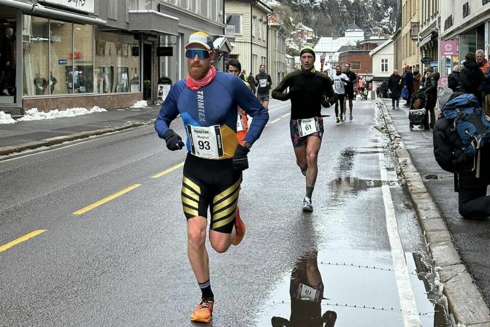 Magnus Bru på vei til seier med 2:37.32 på den snaue maratondistansen. Her med Peter Jensen som ble fjerdemann like bak. Magnus Bru på vei til seier med 2:37.32 på den snaue maratondistansen.