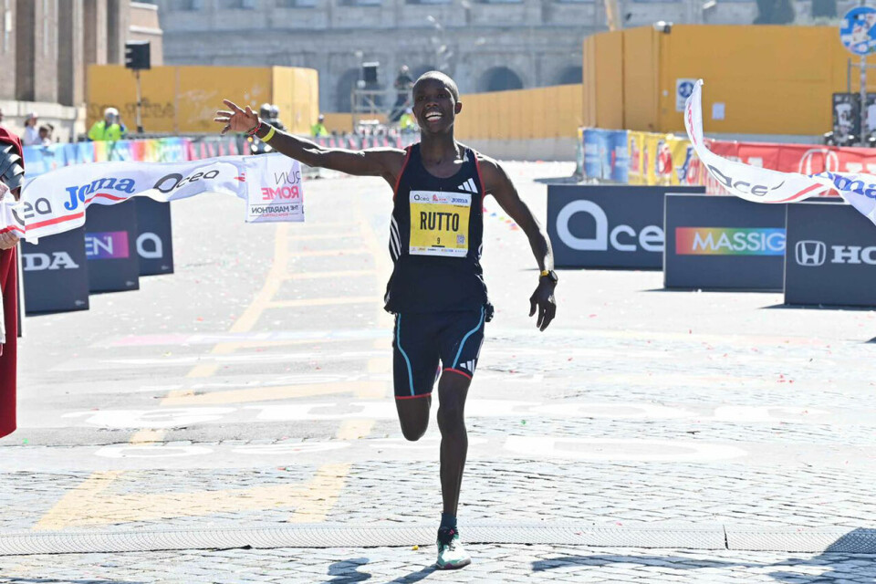 Over 15000 fullførte Roma maraton herrevinner.jpg