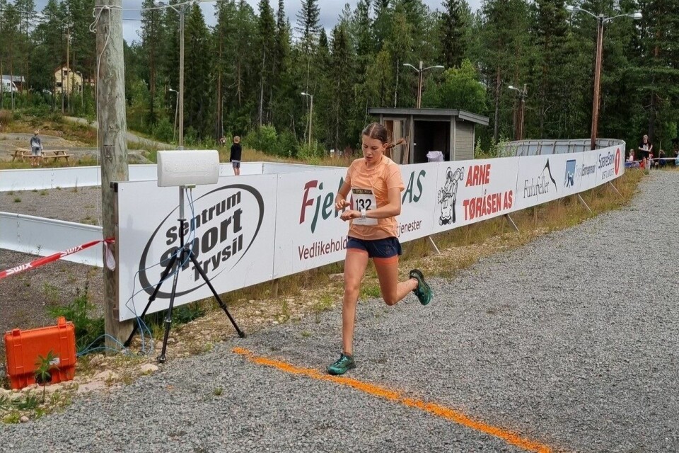 Kristin Haug løper inn til seier på den tunge Trysilmila på 44:34. (Foto: Østby IL) Kristin Haug løper inn til seier på den tunge Trysilmila på 44:34. (Foto: Østby IL)