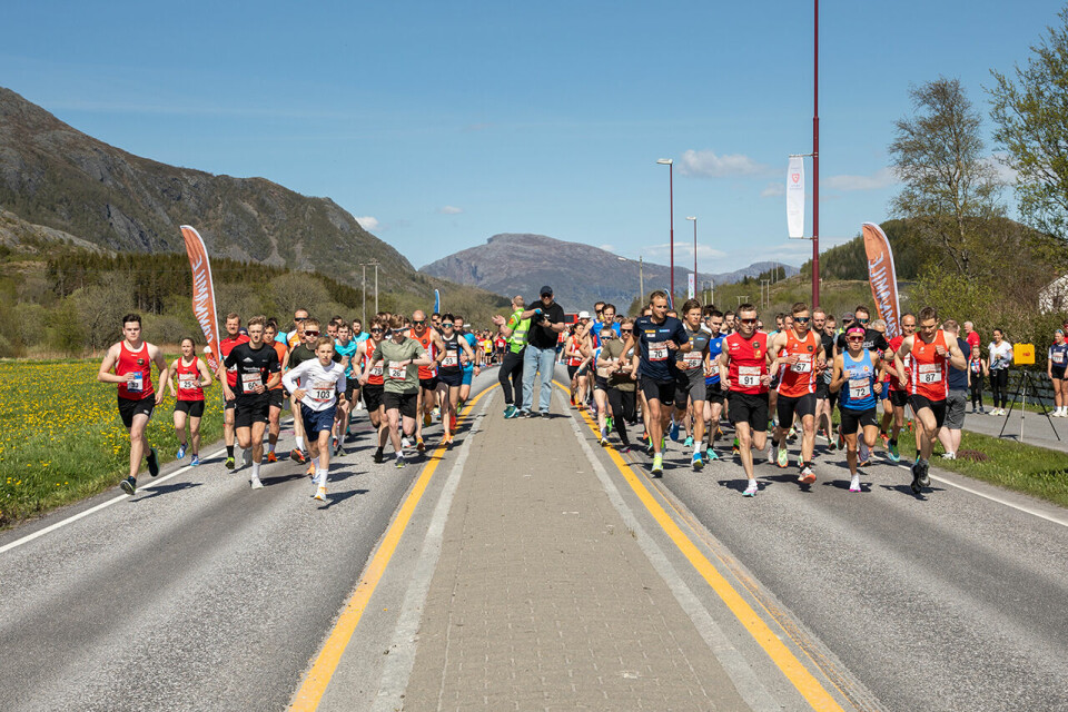 Starten har gått for den aller første Sømnamile. Med Johannes Høsflot Klæbo og Even Northug på start. Foto: Janne Helen Moen/Janepane photo Starten har gått for den aller første Sømnamile. Med Johannes Høsflot Klæbo og Even Northug på start. Foto: Janne Helen Moen/Janepane photo
