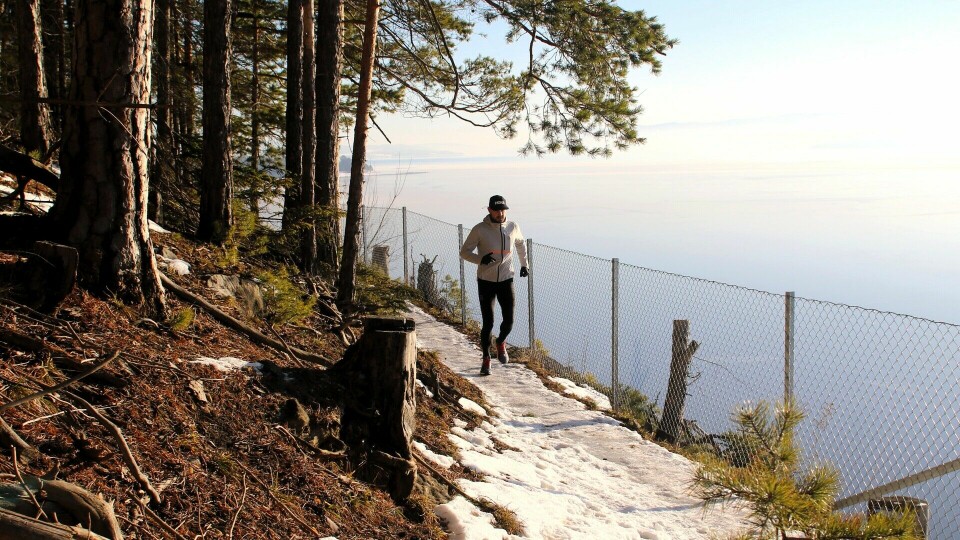 Jørgen Storhov Elisenberg i det mest spektakulære partiet midtveis i Mjøsen Trail-løypa. (Foto: Rolf Bakken) Jørgen Storhov Elisenberg i det mest spektakulære partiet midtveis i Mjøsen Trail-løypa. (Foto: Rolf Bakken)