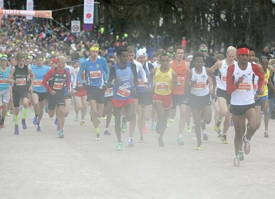 I fjor ble det sendt ut tre biler rett foran feltet. Det skapte bl.a. denne støvskyen rett i fjeset på løperne. Foto: Kjell Vigestad I fjor ble det sendt ut tre biler rett foran feltet. Det skapte bl.a. denne støvskyen rett i fjeset på løperne. Foto: Kjell Vigestad