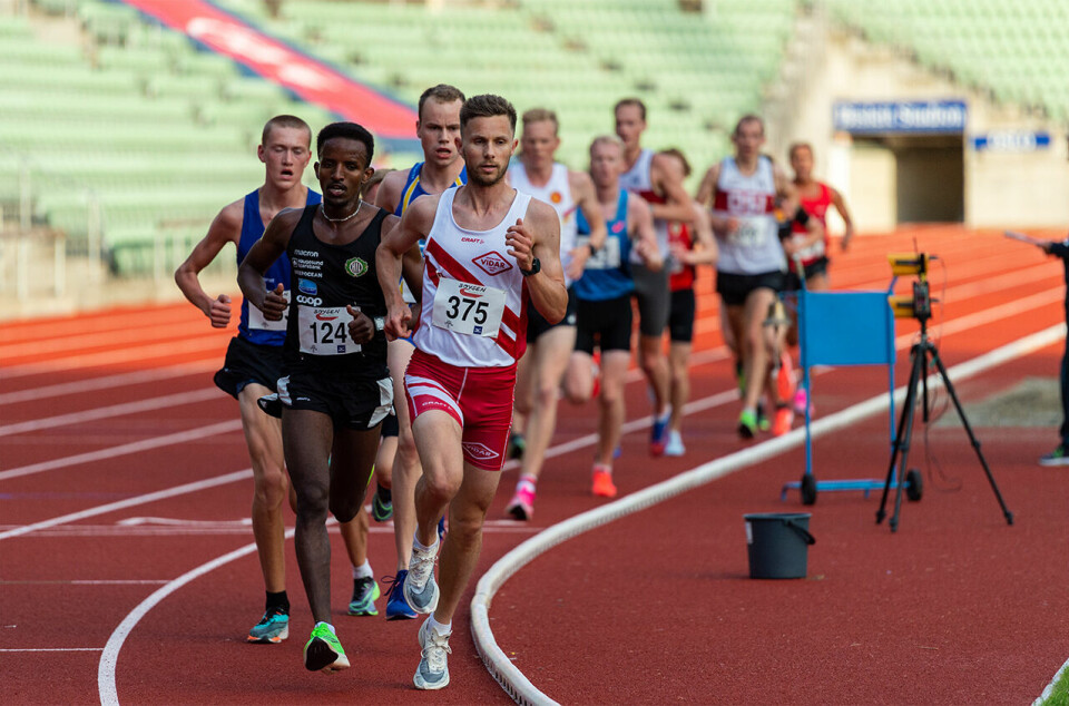 Andreas Myhre forbereder seg godt til konkurranser og befinner seg gjerne langt fram i feltet enten det handler om baneløp eller maratonløp. I Berlin Marathon nå i høst satte han pers med 2.16.05. (Foto: Samuel Hafsahl) Andreas Myhre forbereder seg godt til konkurranser og befinner seg gjerne langt fram i feltet enten det handler om baneløp eller maratonløp. I Berlin Marathon nå i høst satte han pers med 2.16.05. (Foto: Samuel Hafsahl)
