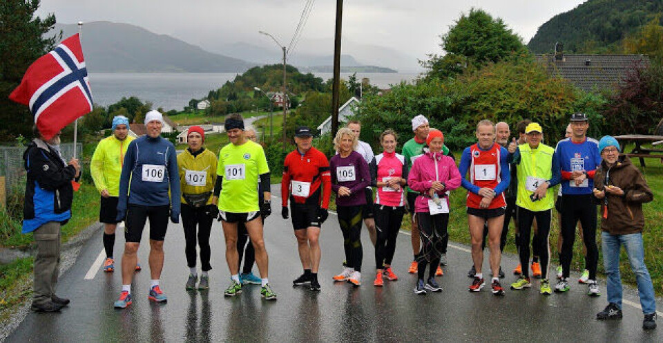 Fra starten på de lengste distansene i det første Sekken Maraton i 2015. Løperne på bildet springer da enten en eller to runder rundt øya. Foto: arrangør Fra starten på de lengste distansene i det første Sekken Maraton i 2015. Løperne på bildet springer da enten en eller to runder rundt øya. Foto: arrangør