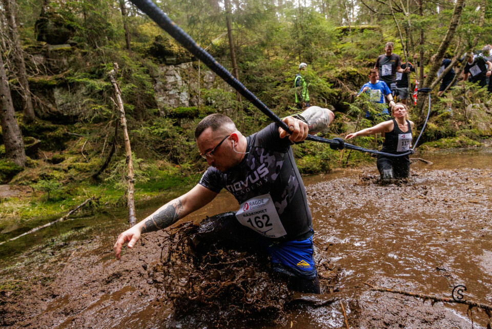 Det var ikke bare vått i terrenget under Råskinnet: det var dype pytter som måtte krysses. Her holder Karol Bobis på med den saken. (Alle foto: Sylvain Cavatz) Det var ikke bare vått i terrenget under Råskinnet: det var dype pytter som måtte krysses. Her holder Karol Bobis på med den saken. (Alle foto: Sylvain Cavatz)