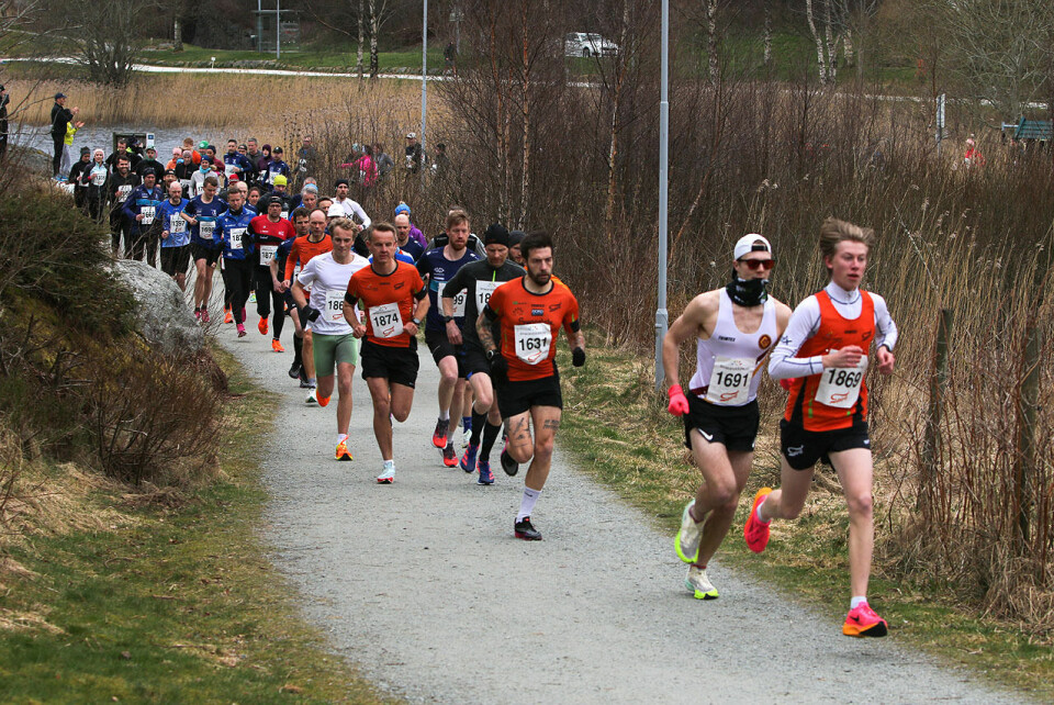 Christopher Wiggen, Gular vant 7km på 24.02 foran Spirits Emil Harestad (17) med 24.29. (Foto: Einar Søndeland) Starten Hålandsvannet halvmaraton