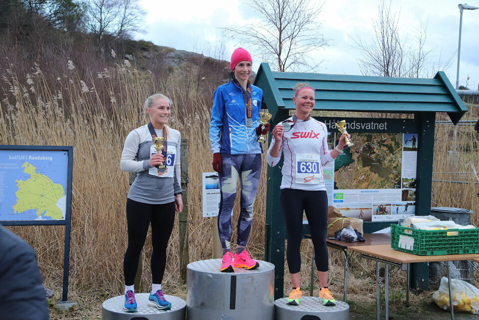 Hålandsvannet halvmaraton i medvind. 144 fullførende mot 72 i fjor steffen 21k pall kvinner.jpg