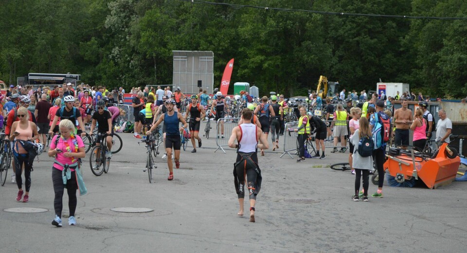 Morten Hansen og Kristina Engstrand vant Oslo Triatlon FRa_svøm_til_sykkel.jpg