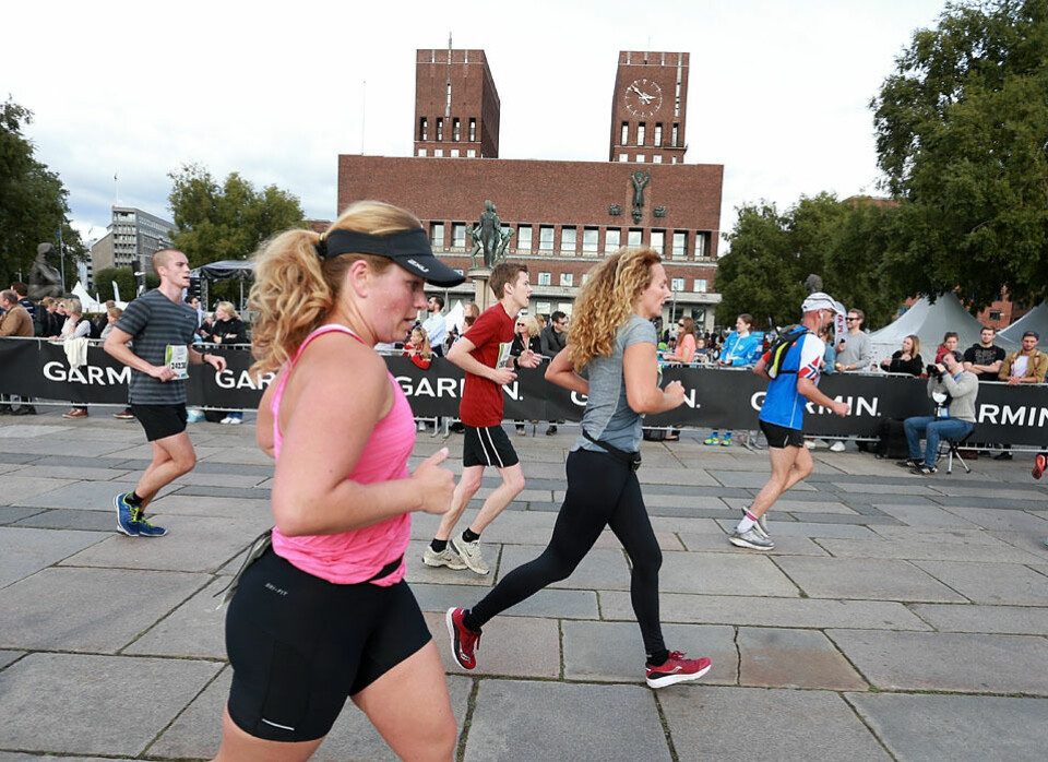 Start- og mål: Rådhusplassen er hjertet til Oslo Maraton. Her er det halvmaratonløpere som passerer etter ca. 14 km. (Foto: Kjell Vigestad) Start- og mål: Rådhusplassen er hjertet til Oslo Maraton. Her er det halvmaratonløpere som passerer etter ca. 14 km. (Foto: Kjell Vigestad)