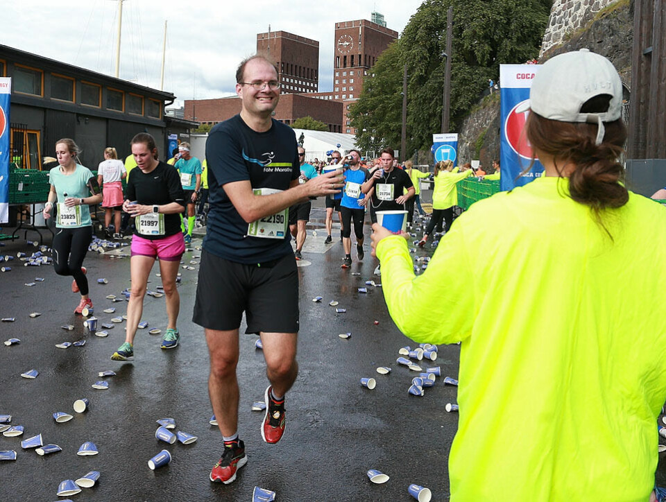 Oslo Maraton med god deltakelse og trolig fint løpevær Drikkestasjon_og_Raadhuset_960_AZ3T0922.jpg