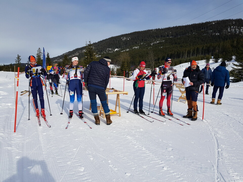 Anna Ulvensøen og Styrk Hundseid Kamsvåg vant ski-o-sprinten i Norgescupen Birgit Dorthea Kleppa Madslien (67) og Marius E. Aamodt (47) klar til start.jpg