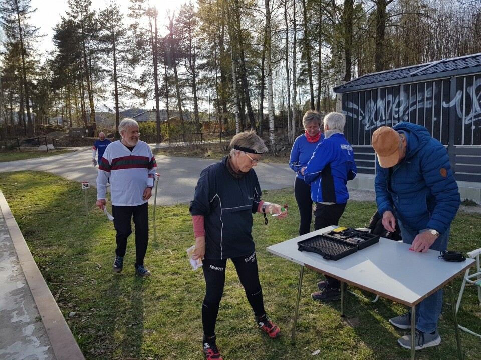 Trivelig bedrift o-løp i Moskogen i Moelv Avlesing av tidtagerbrikka.jpg
