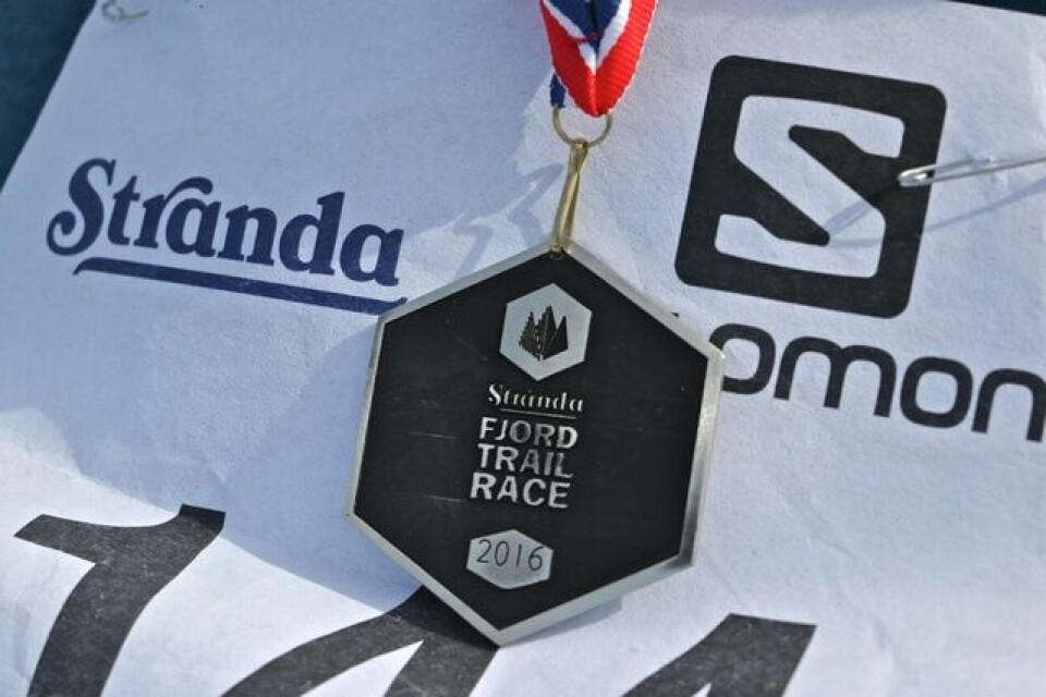 Sindre Hoff og Yoie Bohlin vant Stranda Fjord Trail Race 13_medaljen.jpg