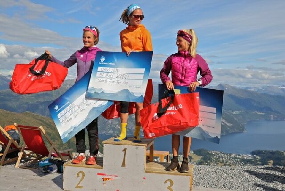 Sindre Hoff og Yoie Bohlin vant Stranda Fjord Trail Race damepall.jpg