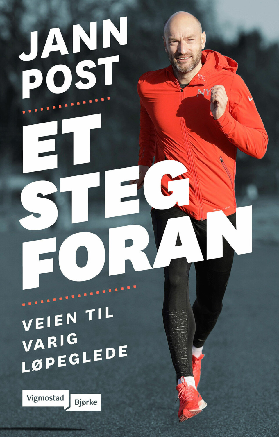 Jann Post ligger langt framme i feltet også når han skriver Omslag_et_steg_foran_Forside_stort_foto_Bjoern_Hytjanstorp.jpg