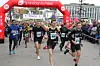 Fra starten på 10 km: Lars Lunde tar kommandoen.