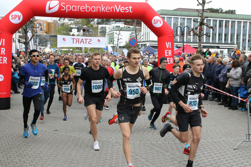 Fra starten på 10 km: Lars Lunde tar kommandoen. Fra starten på 10 km: Lars Lunde tar kommandoen.