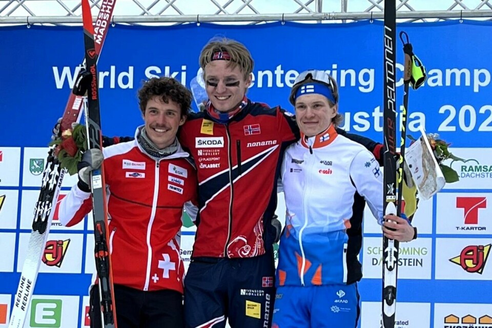 Jørgen Baklid på toppen av seierspallen igjen etter jaktstarten onsdag med sveitsiske Nicola Mueller (til venstre) og finske Niklas Ekstrom. (Foto fra Norsk Orienterings facebookside) Jørgen Baklid på toppen av seierspallen igjen etter jaktstarten onsdag med sveitsiske Nicola Mueller (til venstre) og svenske Niklas Ekstrom. (Foto fra Norsk Orienterings facebookside)
