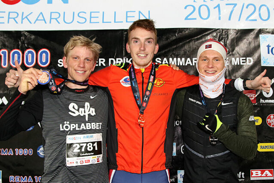 Premiepallen for 10 km i NECON Vinterkarusell: Joel Dyrhovden, Marius Vedvik og Sondre Øvre-Helland. Premiepallen for 10 km i NECON Vinterkarusell: Joel Dyrhovden, Marius Vedvik og Sondre Øvre-Helland.
