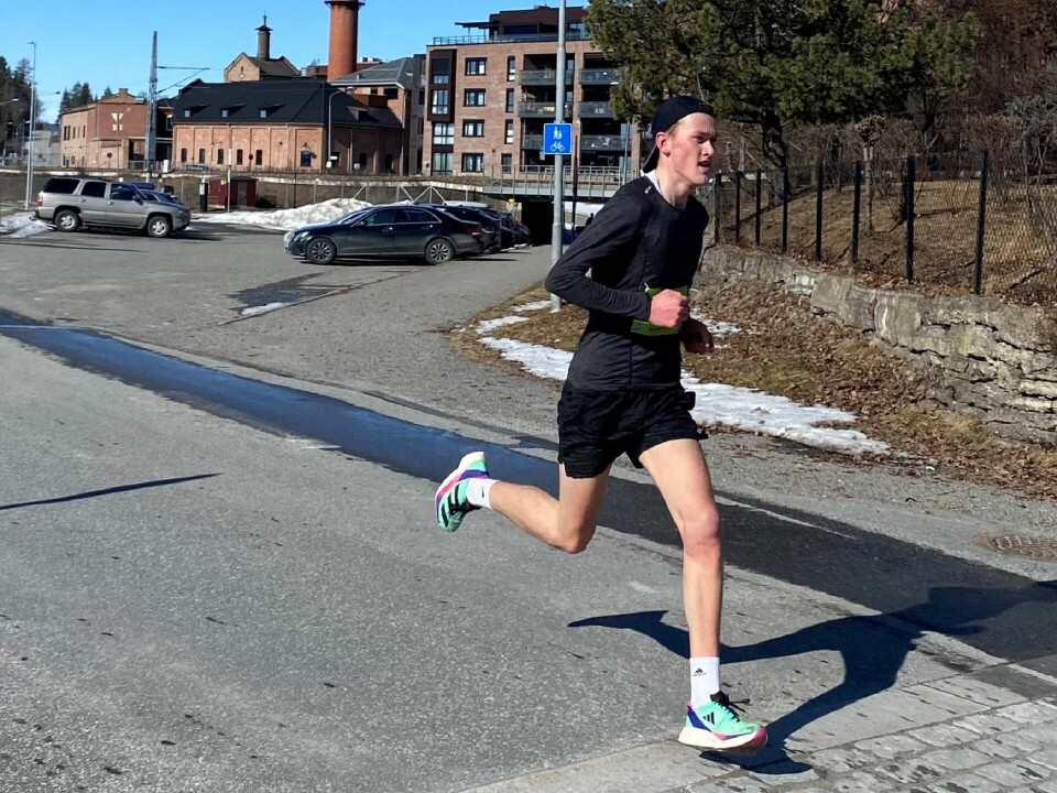 Mikkel Blikstad Thomassen på vei mot mål og seier på 5 km. (Foto: Kristine Røsland) Vilde Antonsen og Mikkel Blikstad Thomassen på vei mot mål og seier på 5 km. (Foto: Kristine Røsland)