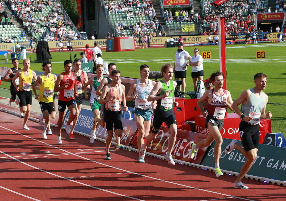 Dramatikk og fall, men strålende 1500 m-tider i det 'nasjonale' heatet på Bislett 1500m_passering1runde_AZ3T7053.jpg