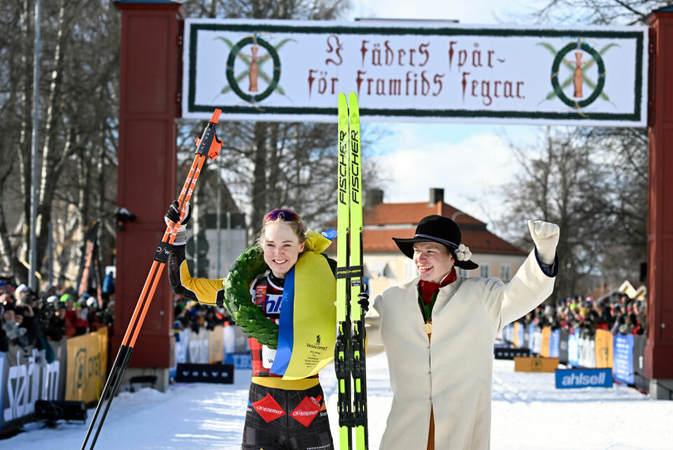 Emilie Fleten med kransmasen etter sin desidert største triumf i skisporet. (Foto: Vasaloppet) Emilie Fleten med kransmasen etter sin desidert største triumf i skisporet.