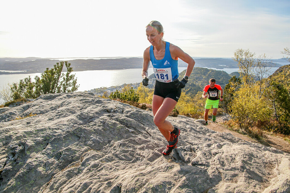 Anita Iversen Lilleskare ankommer platået ved Sandvikshytten, i fin stil, som første kvinne. (Alle foto: Arne Dag Myking) Anita Iversen Lilleskare ankommer platået ved Sandvikshytten, i fin stil, som første kvinne. (Alle foto: Arne Dag Myking)