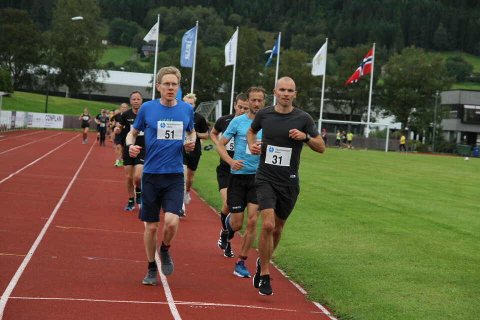 Jørn Hjørungnes vant maraton på heimebane under Nordvest Maraton Halv_Per_Myren_start