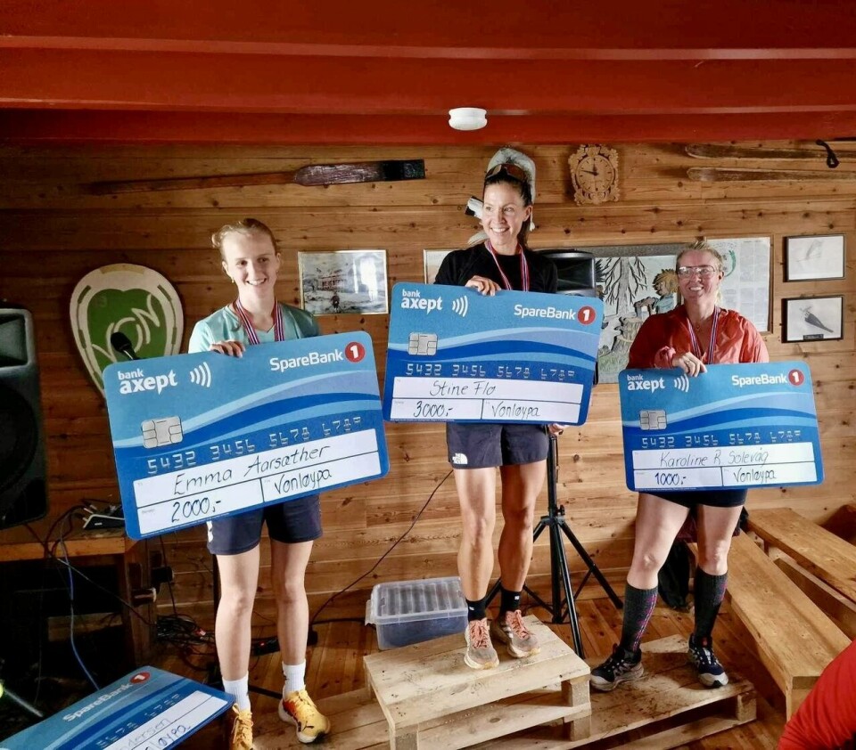 De tre beste kvinnene på Vardeløpet. Fra venstre Emma Olivie Sandvik Aarsæther (nr. 2), Stine Flo (vinner) og Karoline Rekdal Solevåg (nr. 3). Foto: Arrangør De tre beste kvinnene på Vardeløpet. Fra venstre Emma OlivieSandvik Aarsæther (nr. 2), Stine Flo (vinner) og Karoline Rekdal Solevåg (nr. 3)