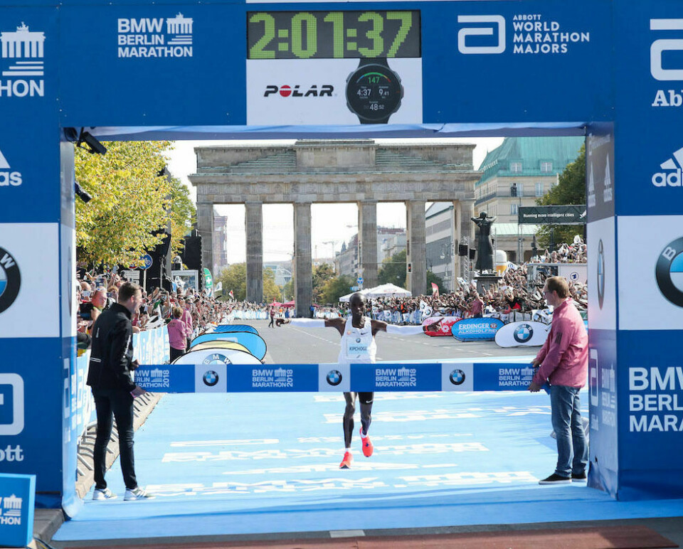 Verdensrekord etter tre uker med over 300 km løping Eliud Kipchoge setter en rå verdensrekord i Berlin. Foto: SCC Events / Victah Sailer