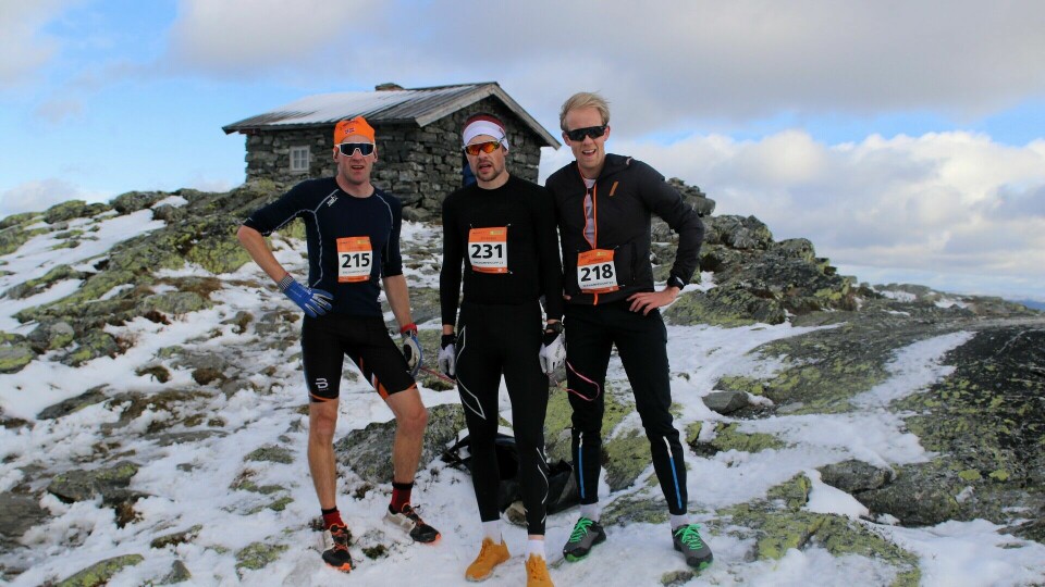 De tre første til 1132 moh på Skeikampen lørdag. Vinner Oddvin Offigstad omkranset av Henrik Nøkleby (til høyre) og Magnus Bleken. (Foto: Rolf Bakken) De tre første til 1132 moh på Skeikampen lørdag. Vinner Oddvin Offigstad omkranset av Henrik Nøkleby (til høyre) og Magnus Bleken. (Foto: Rolf Bakken)
