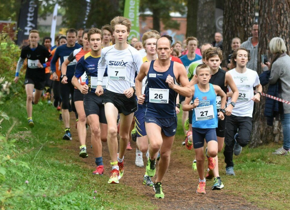 Fra starten av Schjongstesten i 2017 med årets 2. og 3. mann, Robert Hansen (26) og Daniel Olsen (23) langt framme også den gang. (Foto fra Schjongsløpenes facebookside) Fra starten av Schjongstesten i 2017 med årets 2. og 3. mann, Robert Hansen (26) og Daniel Olsen (23) langt framme også den gang. (Foto fra Schjongsløpenes facebookside)
