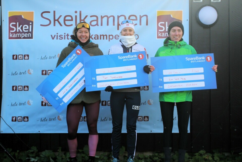 Sol, snø og sno i Skeikampen Opp Tre beste kvinner med premier.jpg