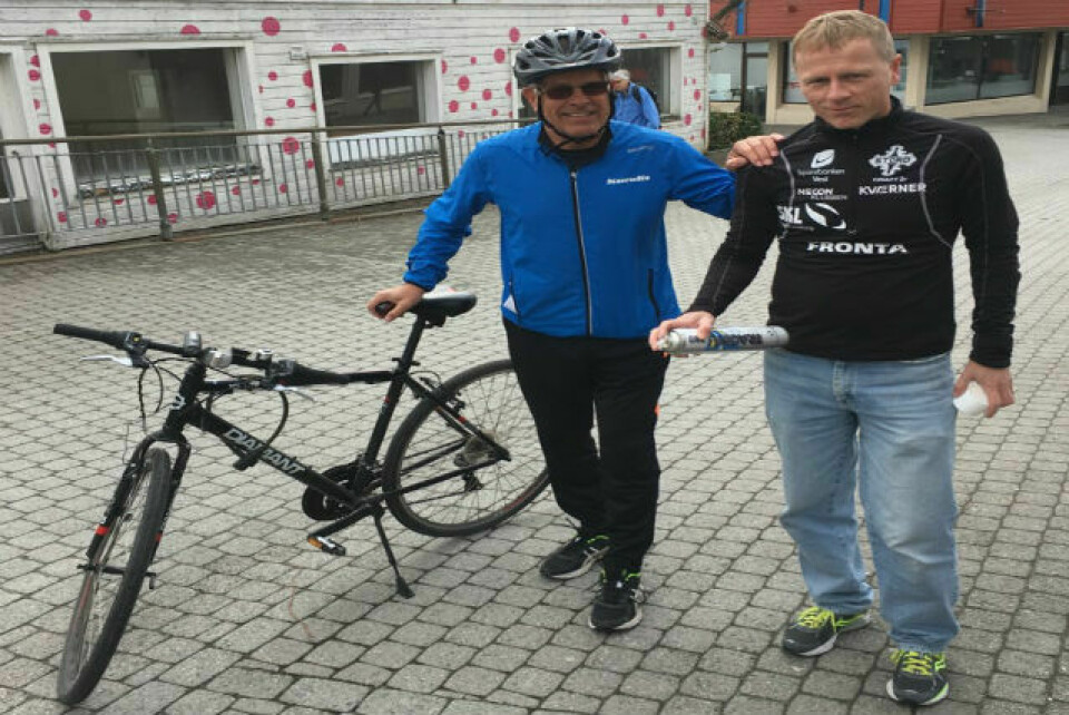 Kontrollmåler Ingolf Dale sammen med arraangørens Nils Hetleflåt Kontrollmåler Ingolf Dale sammen med arraangørens Nils Hetleflåt