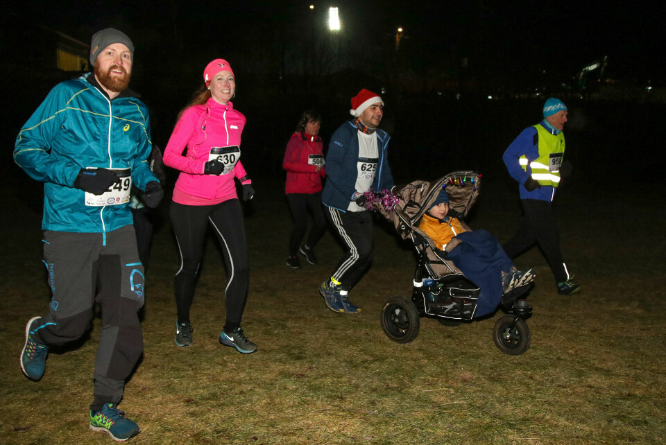 Eirik Bortne og Anne-Kristin Abildgaard legger ut fra Fana Stadion til sin runde på 5 km, mens Alakbar Ismayilov triller vogn gjennom løypen. Eirik Bortne og Anne-Kristin Abildgaard legger ut fra Fana Stadion til sin runde på 5 km, mens Alakbar Ismayilov triller vogn gjennom løypen.
