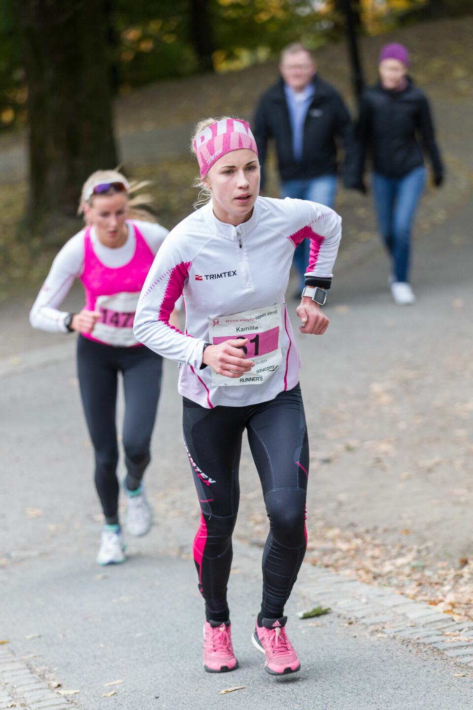 Christina Toogood vant rosa løpsfest til inntekt for brystkreftforskning 021_rosa_sloyfe_tet_16102016.jpg