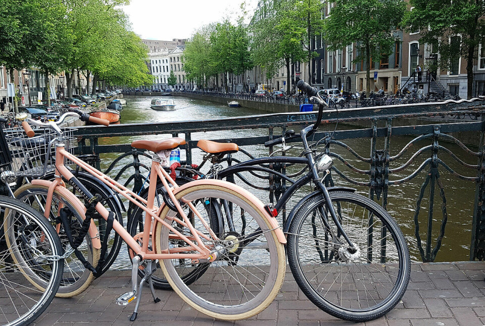 Mellom sykler og kanaler i Amsterdam sykkel-kanal_20190529_162502.jpg