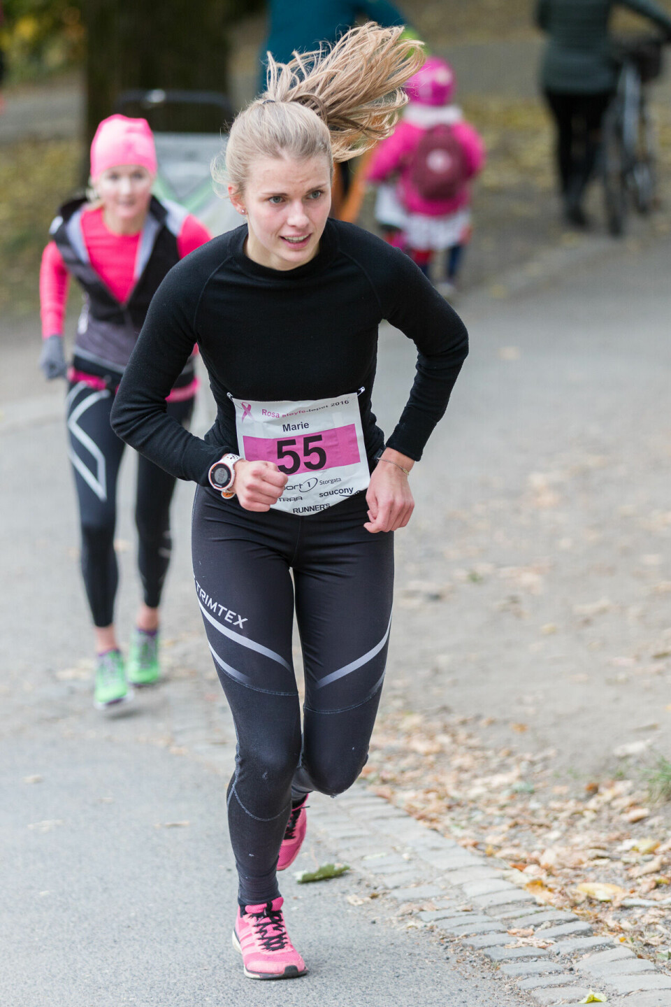 Christina Toogood vant rosa løpsfest til inntekt for brystkreftforskning 034_rosa_sloyfe_16102016.jpg