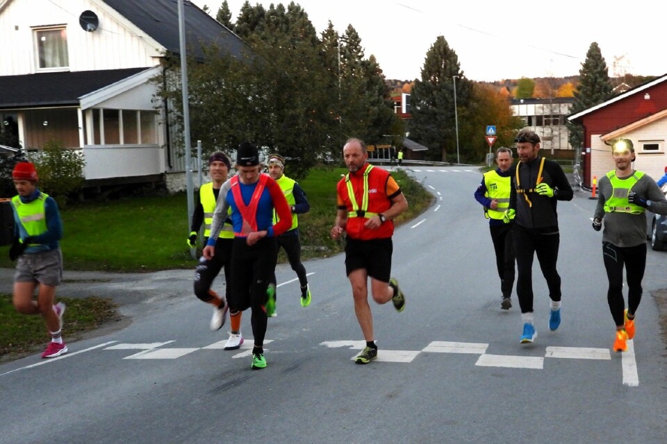 Åtte mann ut fra start i dagslys i Byflaten i Veldre. (Foto: Stein Arne Negård) Åtte mann ut fra start i dagslys i Byflaten i Veldre. (Foto: Stein Arne Negård)