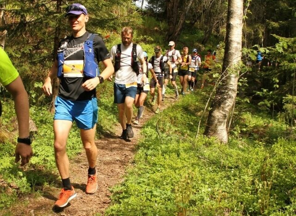 Fjorårsvinner Rolf Skotheim la seg litt bak i køen i utforbakken ned fra start, men det varte ikke så lenge før han var i tetposisjon. (Foto: Olav Engen) Fjorårsvinner Rolf Skotheim la seg litt bak i køen i utforbakken ned fra start, men det varte ikke så lenge før han var i tetposisjon. (Foto: Olav Engen)