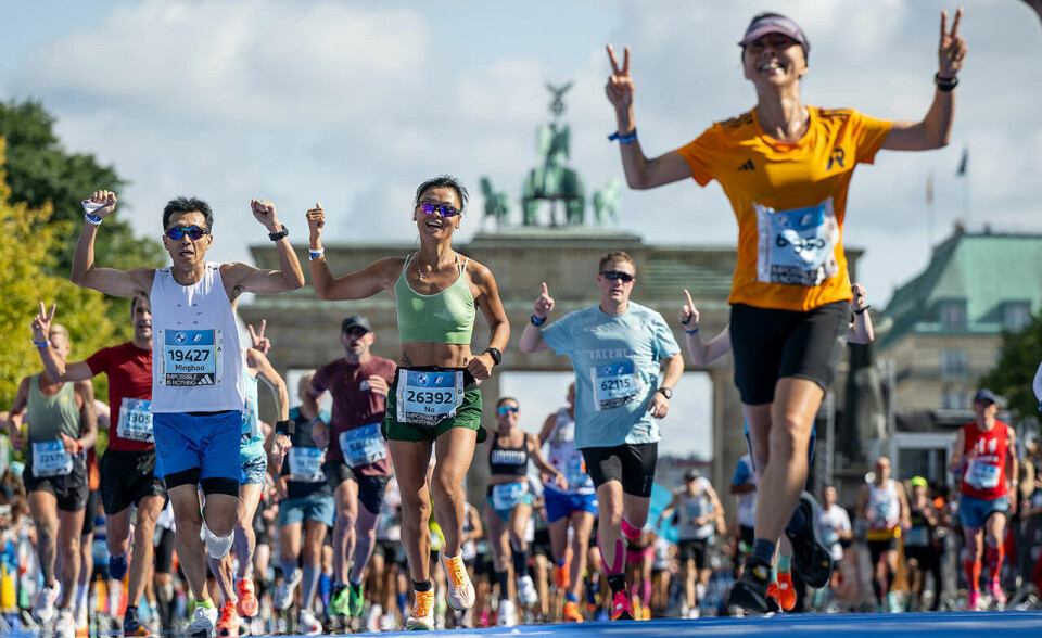 Både mosjonister og eliteløper slipper gleden løs når Brandenburger Tor er passert og målstreken er bare noen få meter unna. (Foto: arrangøren) Både mosjonister og eliteløper slipper gleden løs når Brandenburger Tor er passert og målstreken er bare noen få meter unna. (Foto: arrangøren)
